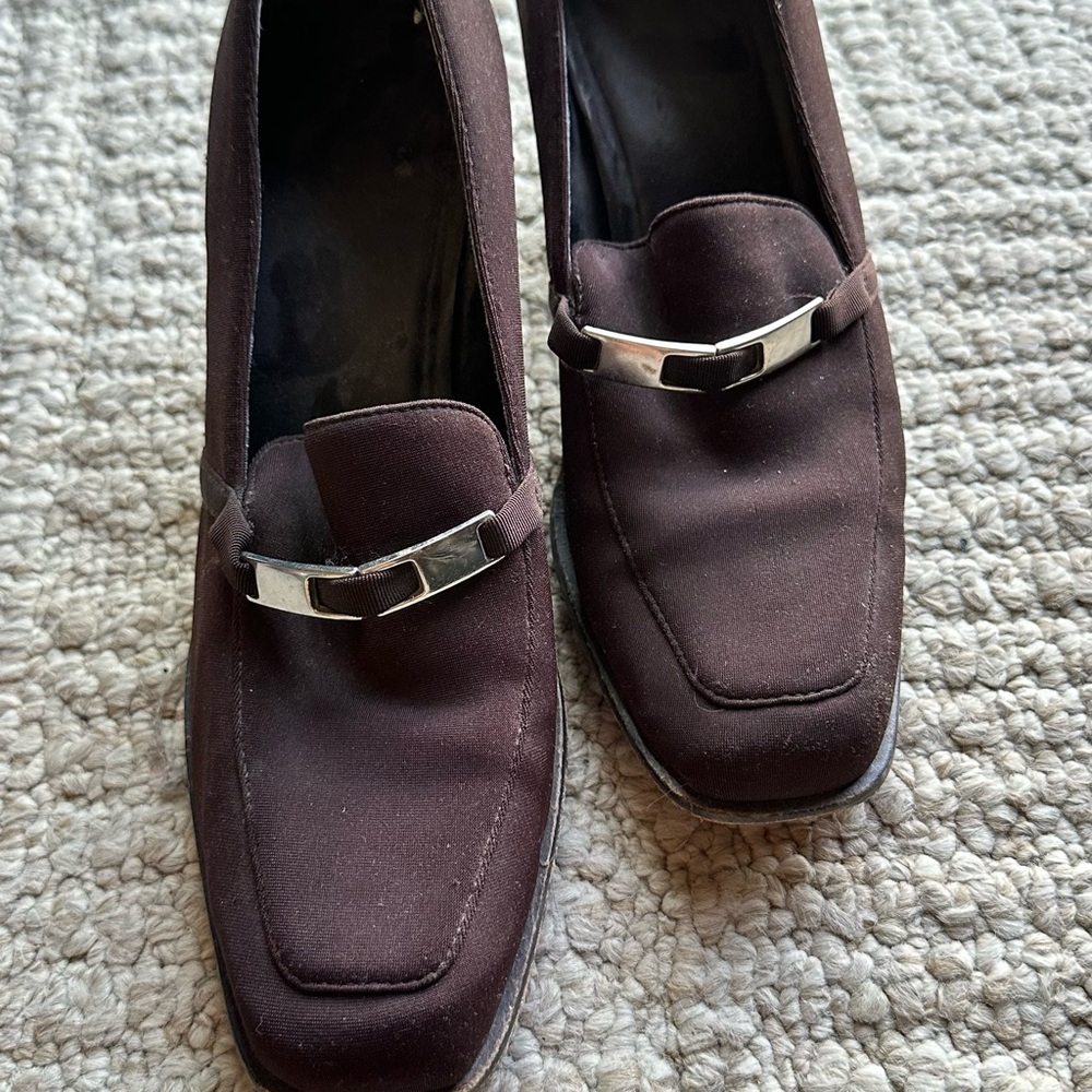 Classic look for business or casual dressy Mauve fabric Women's Heels. Size:9